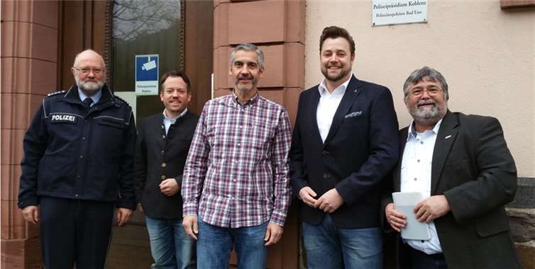 Stephan Wefelscheid, Lennart Siefert und Armin Hillingshäuser im Kreis von Polizisten der Polizeiinspektion Bad Ems.