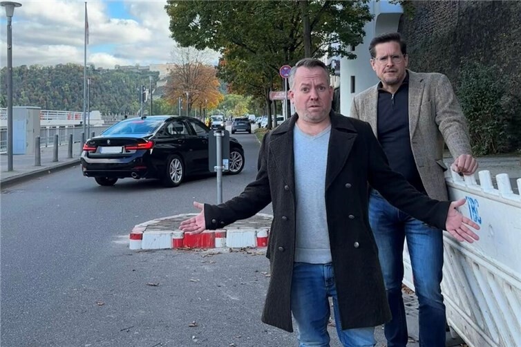 Stephan Wefelscheid, MdL und Christian Altmaier am Peter-Altmeier-Ufer fragen sich, was das soll. Foto: 
