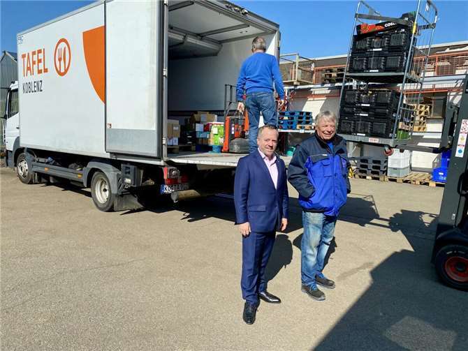 Stephan Wefelscheid, MdL, und Peter Bäsch, Vorsitzender Tafel Koblenz e.V., beim Entladen von Lebensmitteln in Koblenz-Metternich.  Foto: Claas Osterloh.