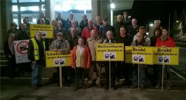 Stephan Wefelscheid (erste Reihe, 3.v.l.), bei der 58. Dienstags-Demo gegen Bahnlärm in Neuwied.privat
