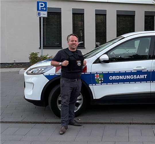 Stephan Wefelscheid hospitierte beim Kommunalen Vollzugsdienst der VG Rhein-Mosel. Das Tragen der Schutzweste gehörte dazu.  Foto: Freie Wähler