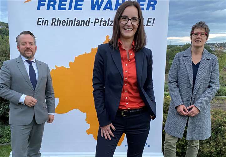 Stephan Wefelscheid (links), Landesvorsitzender der FREIEN WÄHLER, Marianne Altgeld (mitte) Wahlkreiskandidatin, Michaela Lauterberg (rechts) B-Kandidatin.Foto: privat
