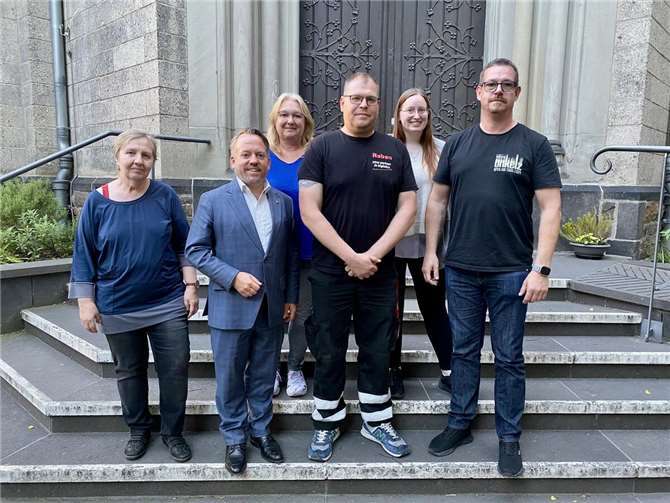 Stephan Wefelscheid mit Marlene Keutel, Tanja Eschemann, Thomas Fischell, Steffi Veith und Thorsten Thiel von der Vorstädter Kirmesgesellschaft vor der Kirche St. Josef. Foto: Claas Osterloh