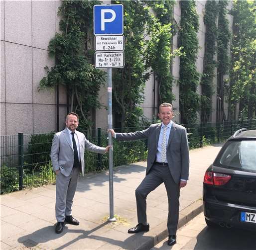 Stephan Wefelscheid und Joachim Streit, Fraktionsvorsitzender im Landtag, kritisieren die mangelhafte kommunale Finanzausstattung des Landes und die erzwungenen Gebührenerhöhungen zur Haushaltskonsolidierung. Foto: Christian Altmaier/Freie Wähler