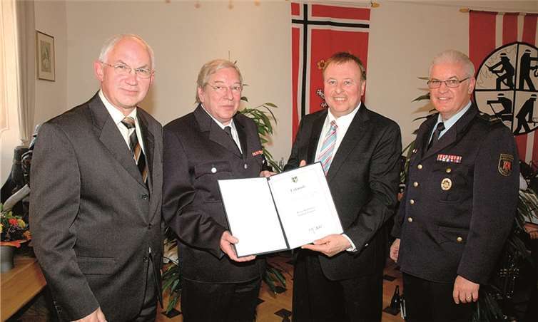 Stephan Zimmer bekam zum Abschied die Ehrenurkunde des Landkreises überreicht (v.l.): Bürgermeister Hermann-Josef Romes, Stephan Zimmer, Landrat Dr. Jürgen Pföhler und Kreisfeuerwehrinspekteur Udo Schumacher.UM