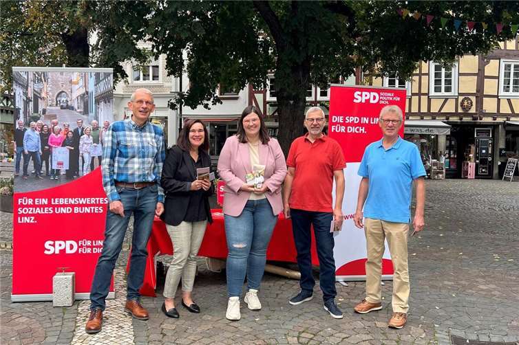Stephan und Ulrike Donié, Marie-Christin Ockenfels, Ulrich Bieber und Dieter Lehmann suchten das Gespräch am Buttermarkt.Foto: Marie-Christin Ockenfels