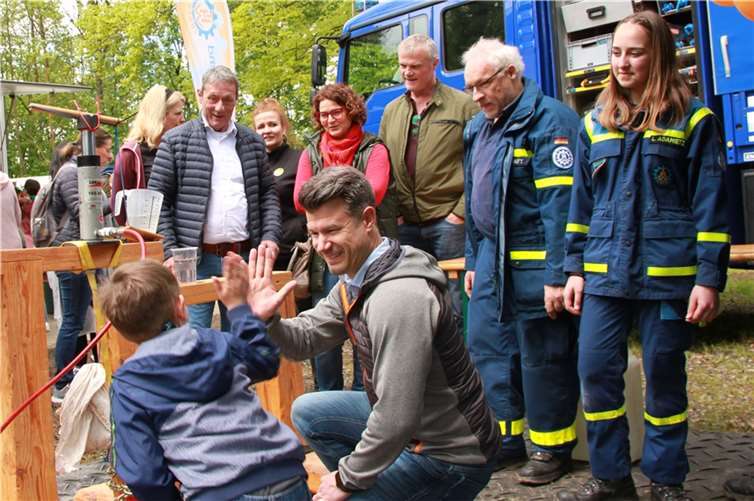 Stephanie Brenner vom Jugendzentrum Hachenburg, Landrat Achim Schwickert, Tamara Bürck von der Kreisjugendpflege, VG-Bürgermeisterin Gabriele Greis, Jugendamtsleiter Udo Sturm (v.l.n.r.) und Stadtbürgermeister Stefan Leukel (vorn) informierten sich über die verschiedenen Angebote wie hier am THW-Stand. Fotos: Kreisverwaltung / Nicole Chemnitz