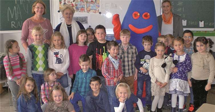 Stephanie Diensberg (h.R.r.) und Maskottchen „Kobi“ wurden herzlich empfangen von den ABC-Schützen der 1c mit ihrer Lehrerin Tanja Nitsche (h.R.l.) und Schulleiterin Elke Esper (h.R.2.v.l.).privat