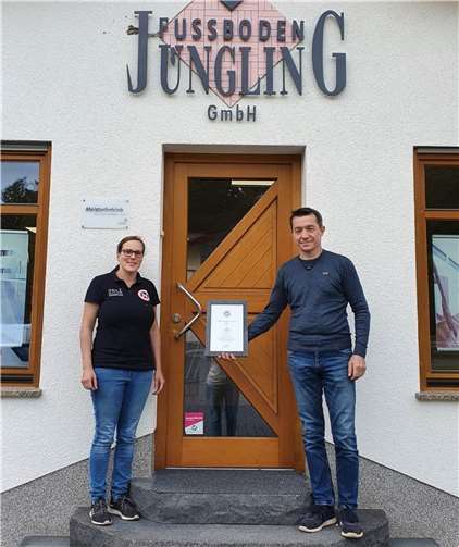 Stephanie Finken übergibt Ralf Jüngling eine Dankesschön-Urkunde.Foto: privat