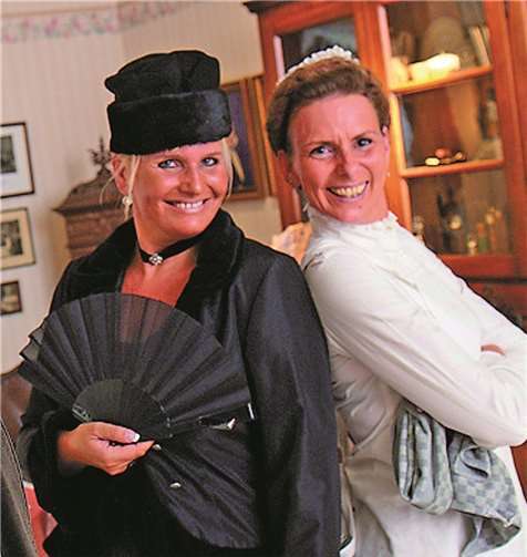 Stephanie Geifes und Heike Kamp bringen wieder ein spritziges Weihnachtstheaterstück auf die Bühne. Unterstützt werden sie erstmals von Alois Müler. privat