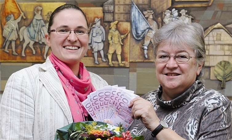 Stephanie Gloning, Geschäftsstellenleiterin der Kreissparkasse Ahrweiler-Markt, gratulierte Ursula Pätz zu ihrem Hauptgewinn.