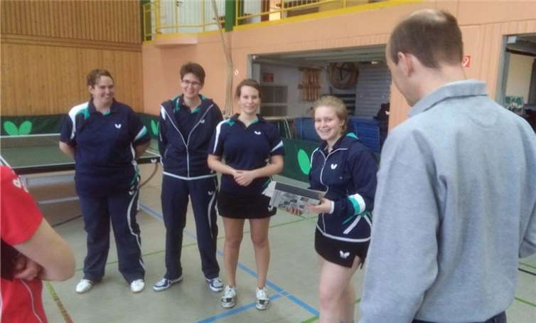 Stephanie Hoffmann erhält ihre Urkunde als Sportlerin des Jahres.Privat