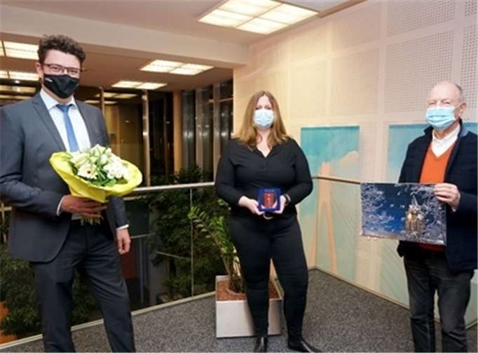 Stephanie Hommer ist glückliche Gewinnerin eines Goldbarrens.Foto: VR-Bank