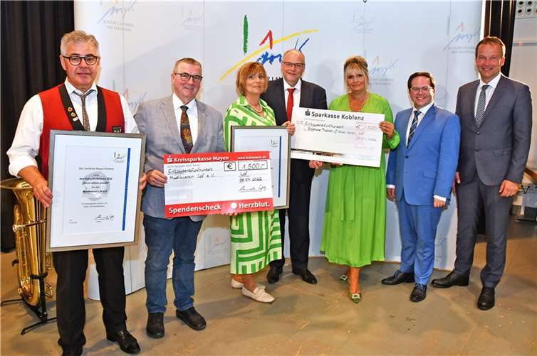 Stephanie Paatsch, Heike Kamp und der Musikverein Löf wurden von Landrat Dr. Alexander Saftig mit dem Kulturförderpreis „forum artium plaudit“ ausgezeichnet. Quelle: Kreis MYK