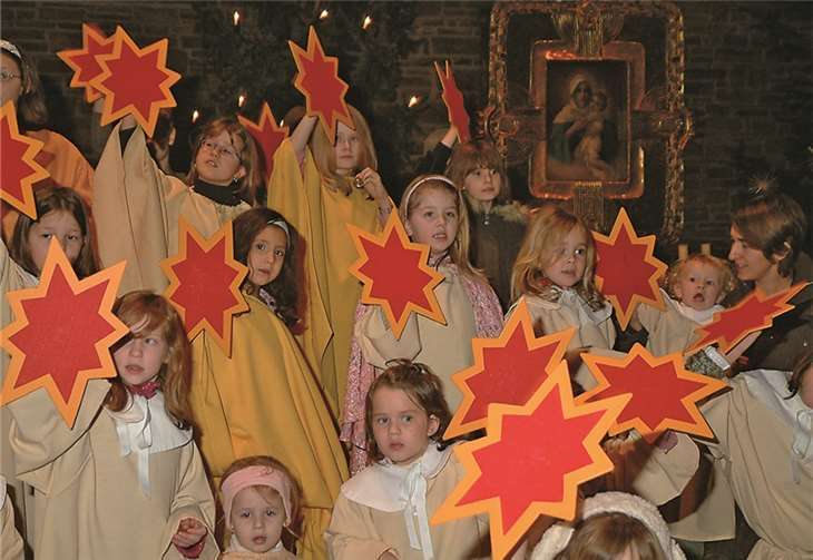 Sterne leuchten zur Weihnachtszeit.