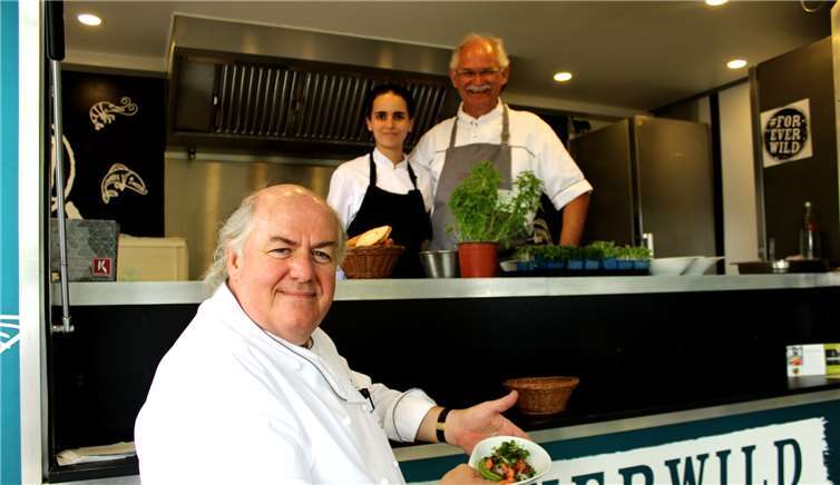 Sternekoch Hans Stefan Steinheuer mit dem hawaiianischen Trendgericht „Poke“.