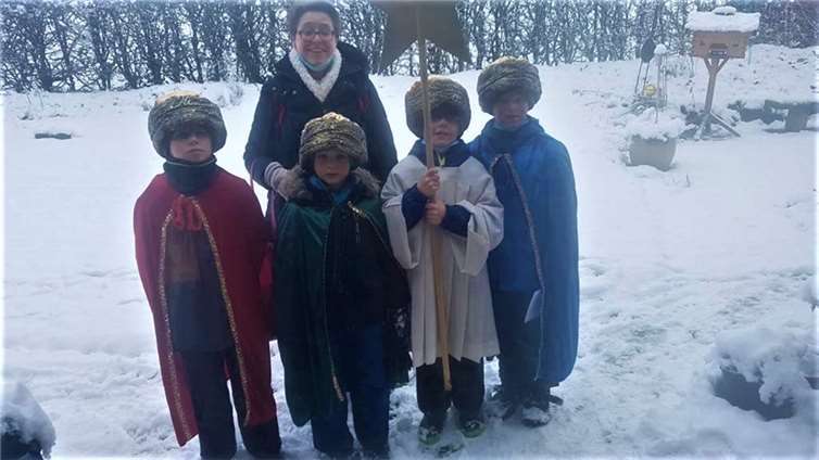 Sternsinger Mitteldorf: Tim, Ole, Konas und Louis mit Begleiterin Jennifer.