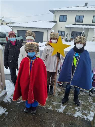 Sternsinger Oberdorf: Felix, Stella, Elias und Finja mit Begleiterin Daniela. Fotos: Ortsgemeinde Weidenhahn