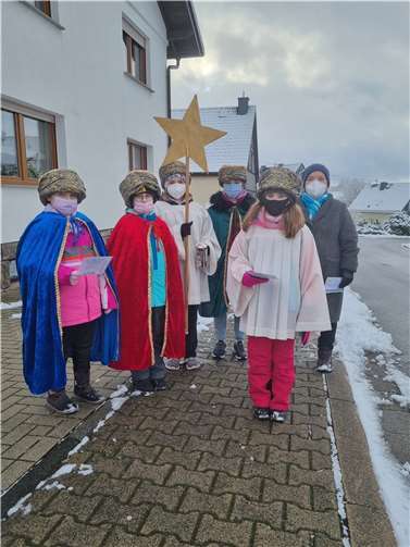Sternsinger Unterdorf: Alessia, Mia, Sophie, Merle und Katharina mit Begleiterin Sandra.