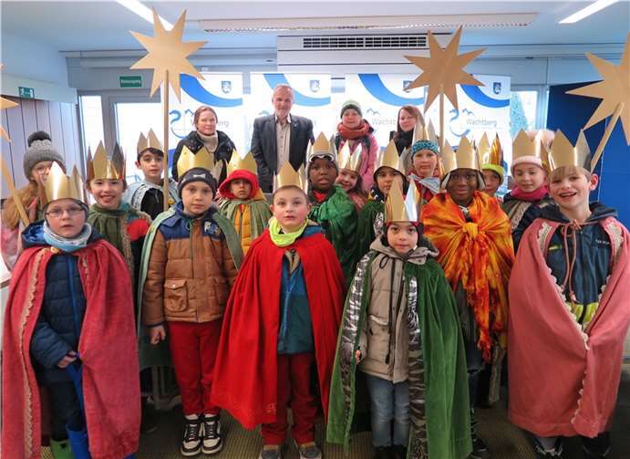 Sternsinger aus der Berkumer OGS mit ihren Betreuerinnen zu Besuch bei Bürgermeister Jörg Schmidt im Rathaus.  Fotos: Gemeinde Wachtberg/mm