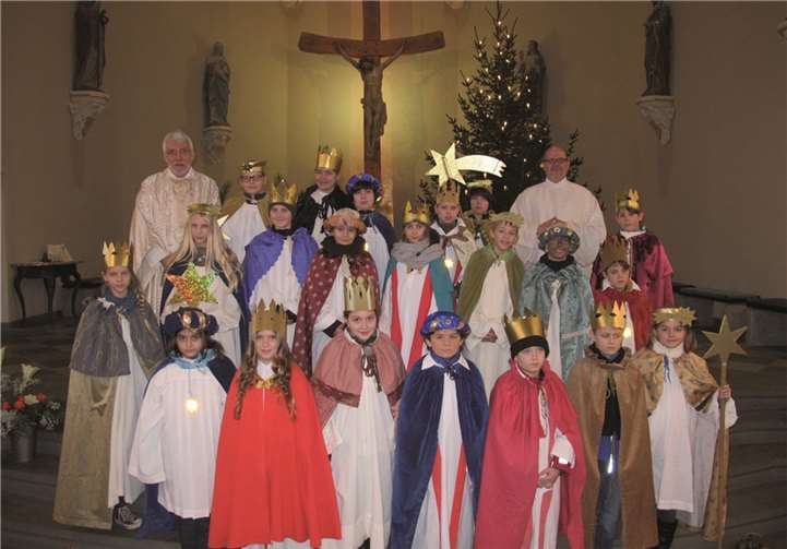 Sternsinger der Pfarrei St. Johannes der Täufer, Treis, mit Pastor Hermann-Josef Floeck und Diakon Michael Thomiczny. Hermann-Josef Spies