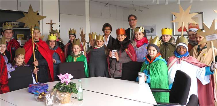 Sternsinger im Rathaus: Bürgermeisterin Renate Offergeld und den Beigeordneten Swen Christian freut‘s. Gemeinde Wachtberg/mm