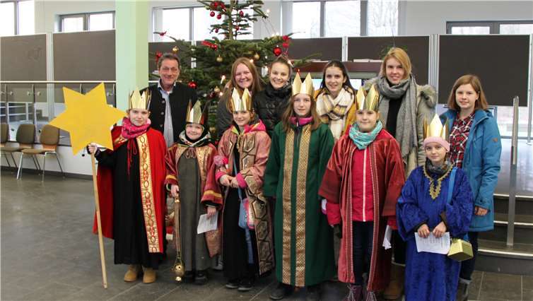 Sternsinger segnen das Kreishaus.Foto: Pressestelle der Kreisverwaltung