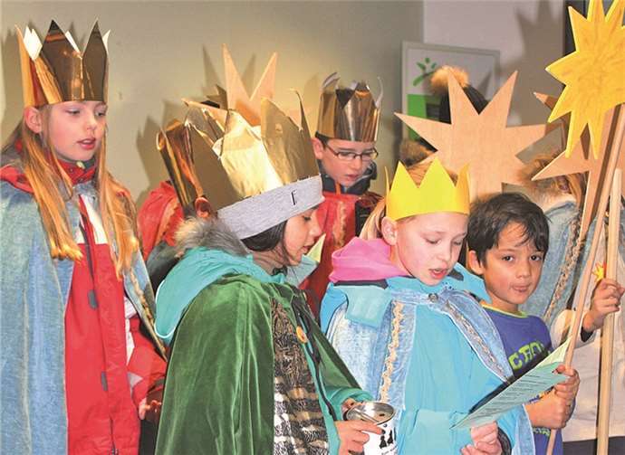 Sternsinger tragen Christus‘ Segen ins Berkumer Rathaus. GemeindeWachtberg
