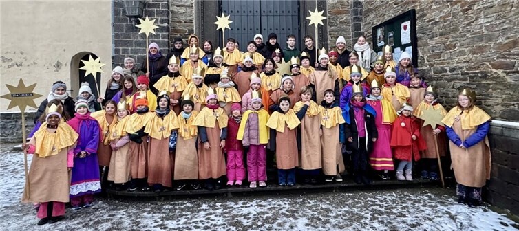 Sternsinger und Betreuerinnen und Betreuer beim Start an der Kirche in Nickenich. Foto: Jörg Nonn