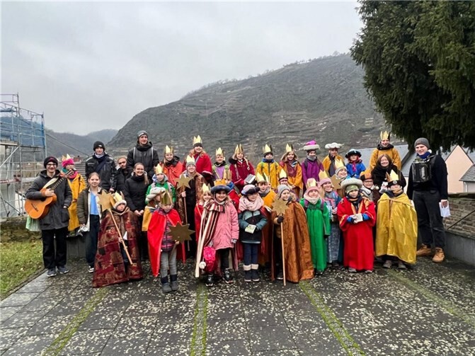 Sternsingeraktion: Dieblicher Pfadfinder tragen zum Gemeinschaftsgefühl bei. Quelle: Pfarrgemeinderat St.Franziskus und St. Klara Untermosel-Hunsrück