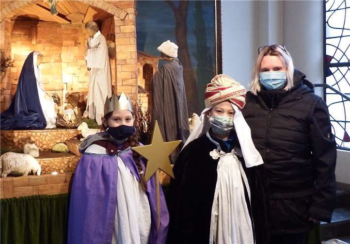Sternsingerfamilie aus Nauort vor der Weihnachtskrippe in der Kirche Sankt Johannes der Täufer, Nauort. Foto: S.Perk