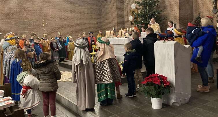 Sternsingerinnen und Sternsinger haben sich bei der Abschluss-Messe der Aktion Dreikönigssingen in der Rheinbreitbacher Kirche um den Altar versammelt.Foto: Heinz Schmitz