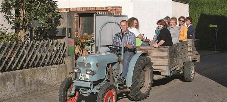 Stets ausgebucht war der „Apfel-Express“, mit dem Werner Stenz und seine Helfer die Besucher zu den Obstplantagen chauffierten. WER
