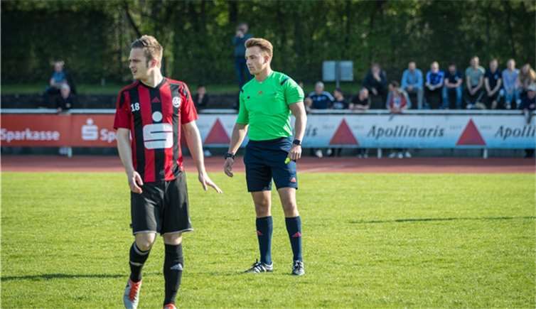 Stets das Spielgeschehen im Blickvon Schiedsrichter Fabian Schneider beim Derby zwischen den Lokalrivalen Ahrweiler und Dernau.