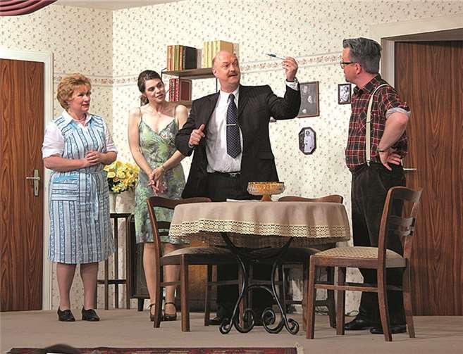 Stets korrekt: Vickys Verlobter Robert, Marion Mülhöfer, Astrid Letsch, Thomas Anheier, Ingo RutschmannLothar Spurzem