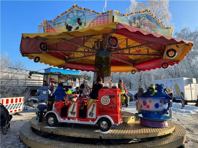Stets voll besetzt war das Kinderkarussell bei der Familienweihnacht.