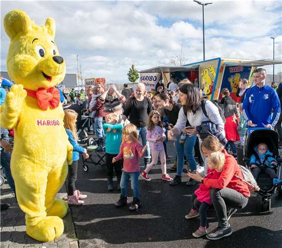 Kastanienaktion bei Haribo: Insgesamt 235 Tonnen abgegeben Stets von einer Kinderschar umlagert war der Haribo-Goldbär bei der diesjährigen Kastanienaktion im Innovationspark Rheinland. Foto: JOST