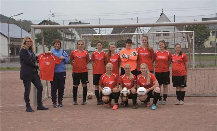 Steuerberaterin Elke Niepel übergibt den neuen Trikotsatz an die erfolgreichen Mädels der SG Westum/Löhndorf.(stehend v.l.) Steuerberaterin Elke Niepel, Trainerin Boriana Kurth, Claudia Buchta, Kerstin Bremer, Yasmine Paetz, Raliza Valeva, Miriam Dismon, Janina Breuer, Vanessa Stenzhorn, (knieend v.l.) Julia Rothbrust, Irina Gassen, Isabelle Niepel. privat