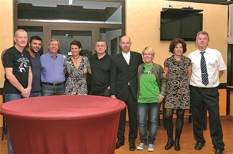 Steve Davis, Ali Masoudi Alavi, Rolf Kalb, Michaela Tabb, Paul Collier, Kai Letzelter, Nicole Mehren, Frank Kostorz und Teodora Letzelter (v.l.n.r.) freuten sich über einen unterhaltsamen Abend.privat