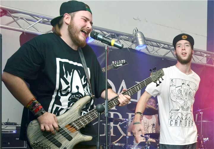 Steven Kirchner aus Weißenthurm (l.) spielte Bass und war maßgeblich an der Konzertorganisation beteiligt.