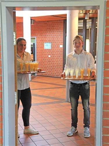 Steven Lehmann und Laura Feuser empfangen die Besucher. Stadt Meckenheim