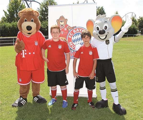 Steven Louis Schäfer (re.) und Luca Möhren hatten das Glück und gewannen die beiden Fußballcampplätze. privat