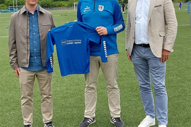Steven Maibach (li.) und Peter Ronig (re.) mit Vorsitzendem Sebastian Neises bei der Übergabe der neuen Trainingsanzüge.