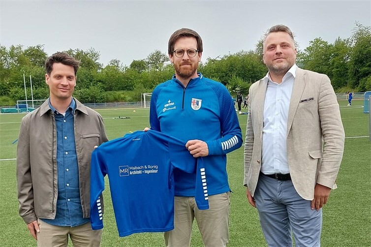 Steven Maibach (li.) und Peter Ronig (re.) mit Vorsitzendem Sebastian Neises bei der Übergabe der neuen Trainingsanzüge.