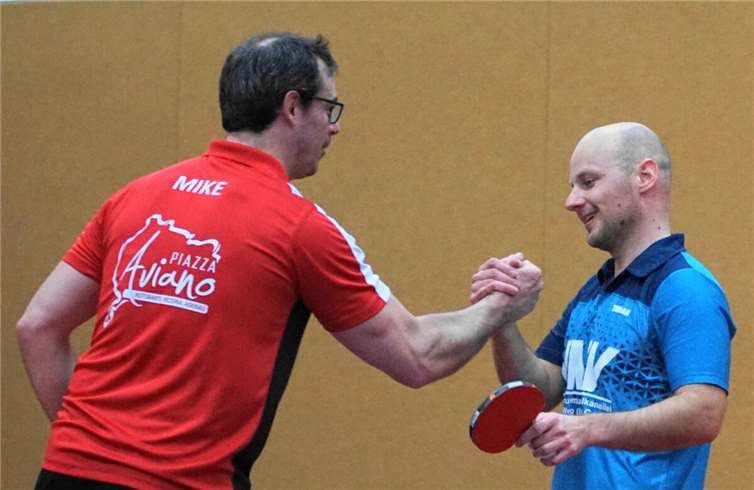 Steven Schneider nimmt die Glückwünsche des unterlegenen Adenauers Mike Prämassing entgegen.  Foto: M. Schreiber