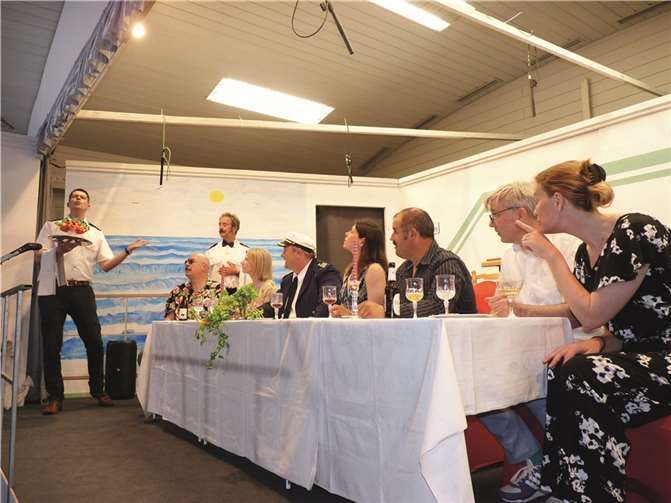 Stewart Victor (links) verstand es hervorragend, das Dinner an Bord zu zelebrieren.