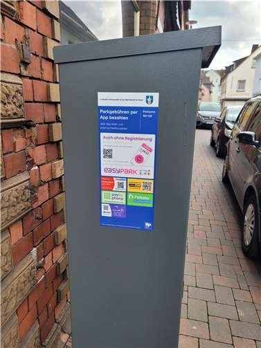 Sticker auf den Parkautomaten weisen darauf hin: Parkgebühren können in Bendorf auch per App bezahlt werden.  Quelle: Stadt Bendorf