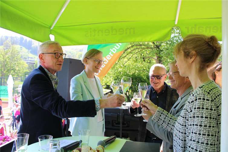 Stießen auf die wiederhergestellten, neuen Tennisplätze auf der Anlage des HTC Bad Neuenahr an: Bürgermeister Guido Orthen (links), Staatssekretärin Simone Schneider (Zweite von links), Dr. Karl-Horst Gödtel (HTC-Vorsitzender, Zweiter von rechts) und Annette Bartsch (Organisationsleiterin Deutsche Senioren-Tennismeisterschaften, recht).  Foto: DU