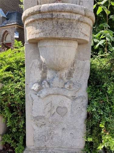 Stifter-Inschrift des Wegekreuzes an der kath. Kirche in Odendorf. Foto: Vera Zavadil