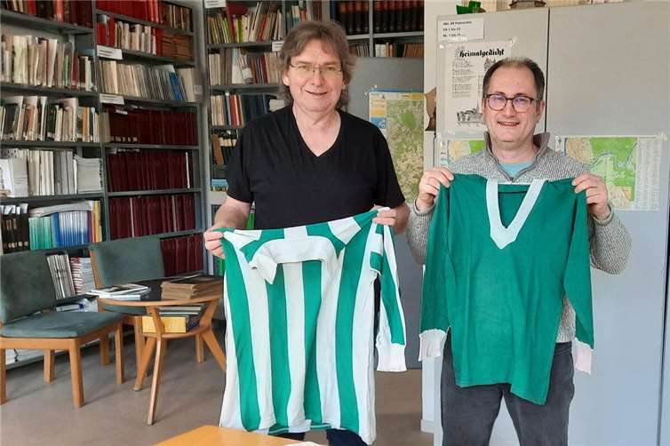 Stifter Uwe Rademaker bei der Übergabe der Erinnerungsstücke im Stadtarchiv Lahnstein.Fotos: Stadtverwaltung Lahnstein